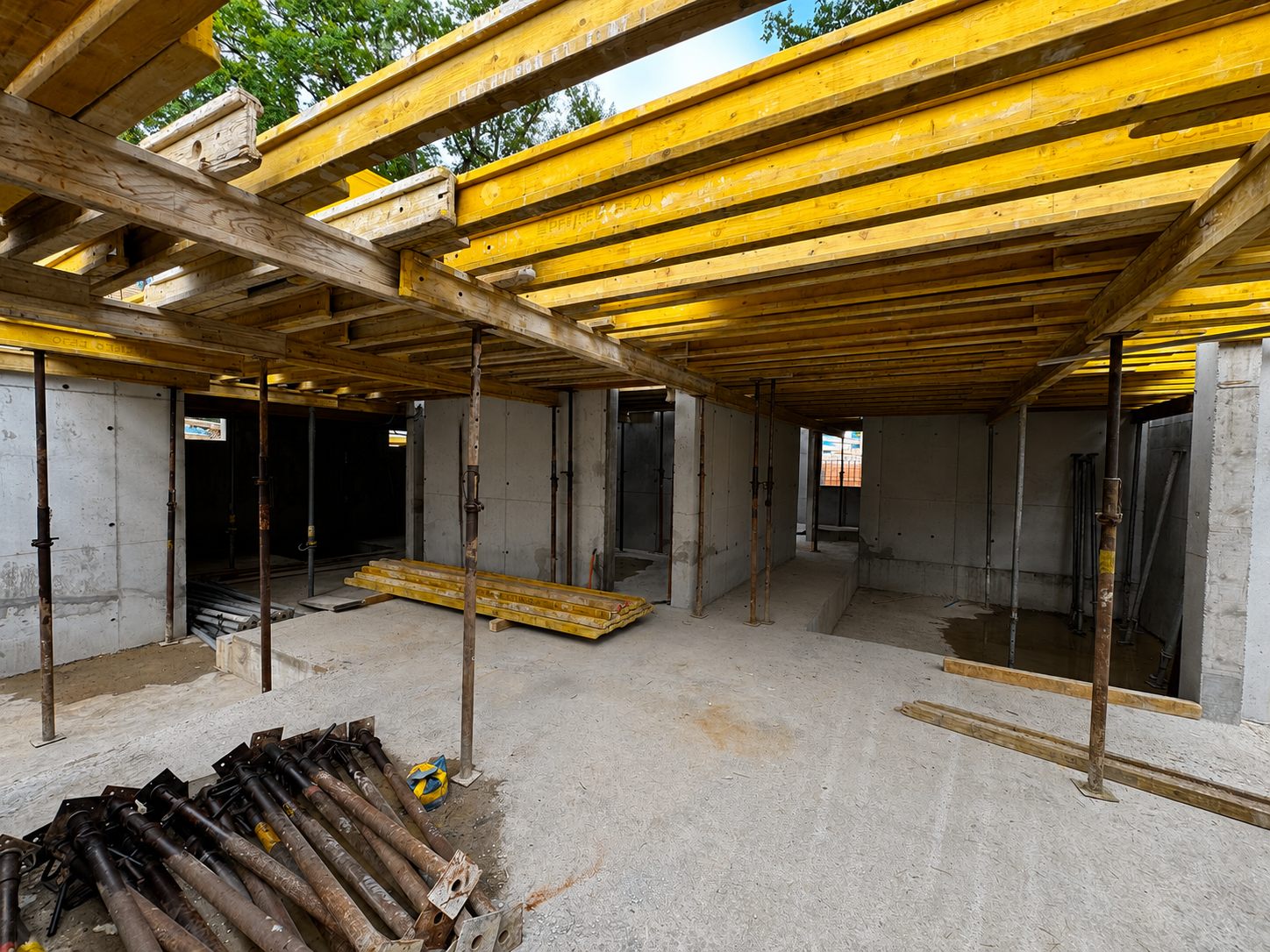 Murs en béton et étayage sous une dalle en construction