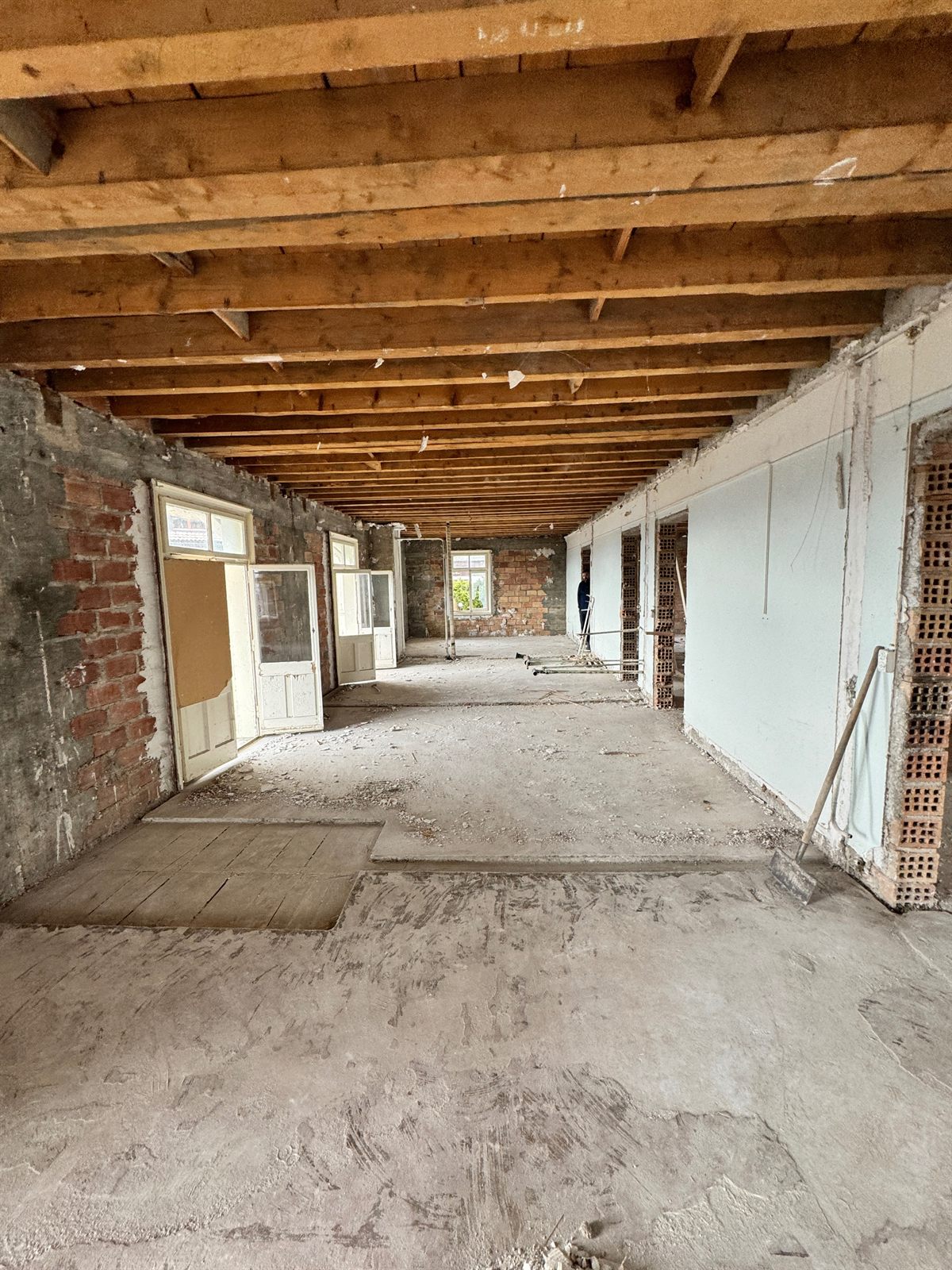 Étage d'un bâtiment de Leysin vidé jusqu'aux murs porteurs et au solivage