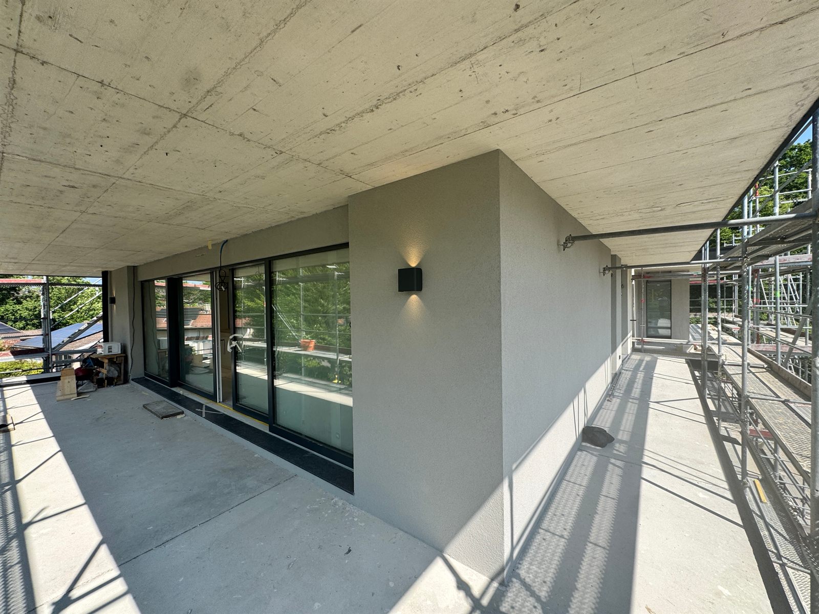 Crépi de façade terminé le long des balcons d'un immeuble à Bellevue