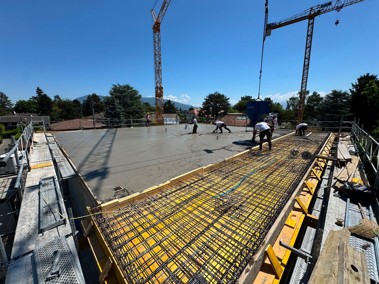Équipe AVZ bétonnant la dalle de toiture d'un immeuble de logements à Thônex
