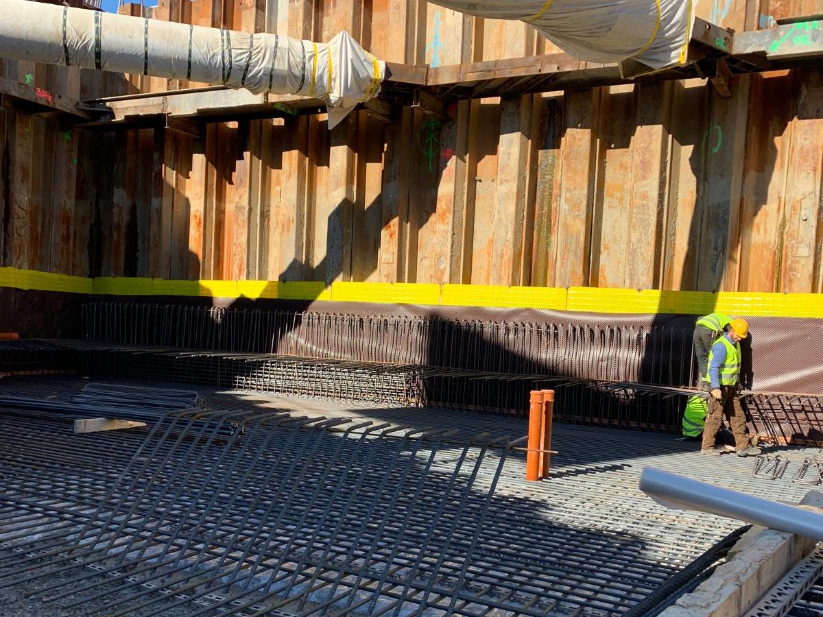 Fouille profonde maintenue par des palplanches, radier en cours de ferraillage à Genève