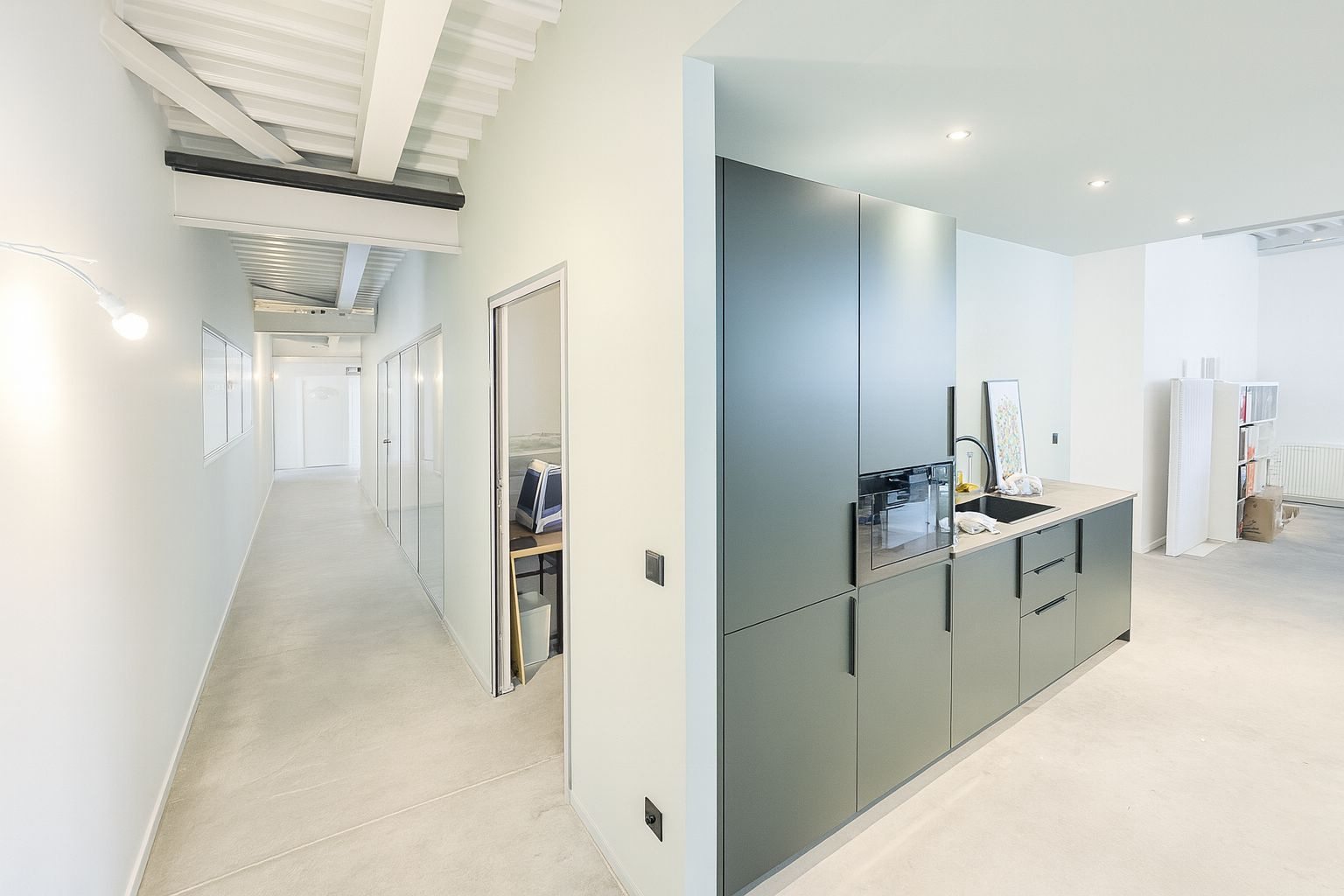 Couloir de bureaux terminé dans une usine de cosmétique à Villeneuve