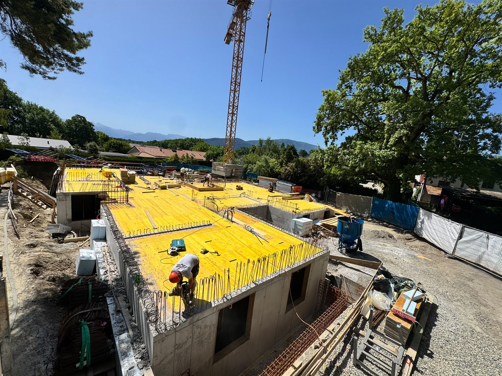 Coffrage de dalle et ferraillage sur le chantier de la villa de Vandœuvres